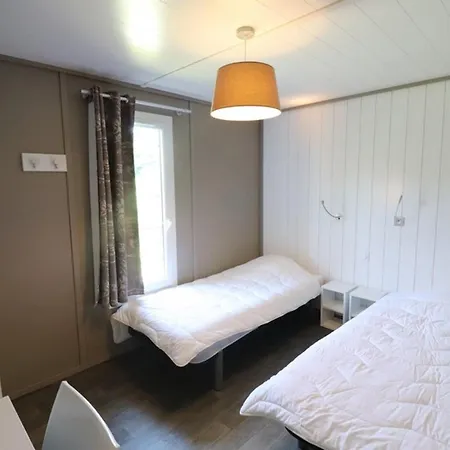 Chalet Confortable Avec Terrasse, 2 Ch., Proche Centre-bourg - Fr-1-742-341